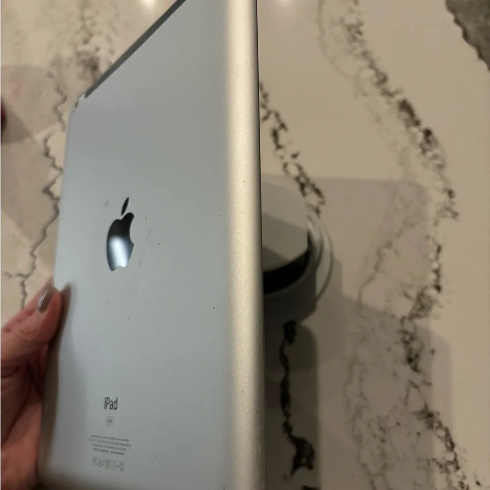 iPad 3rd Gen / 32GB - Picture 6 of 8